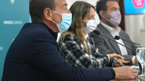 Los Andes | El  Gobernador Rodolfo Suárez  junto a María Marta Ontanilla, presidente del Instituto Provincial de la Vivienda, anunciaron créditos para construcción de viviendas. Foto: Orlando Pelichotti / Los Andes