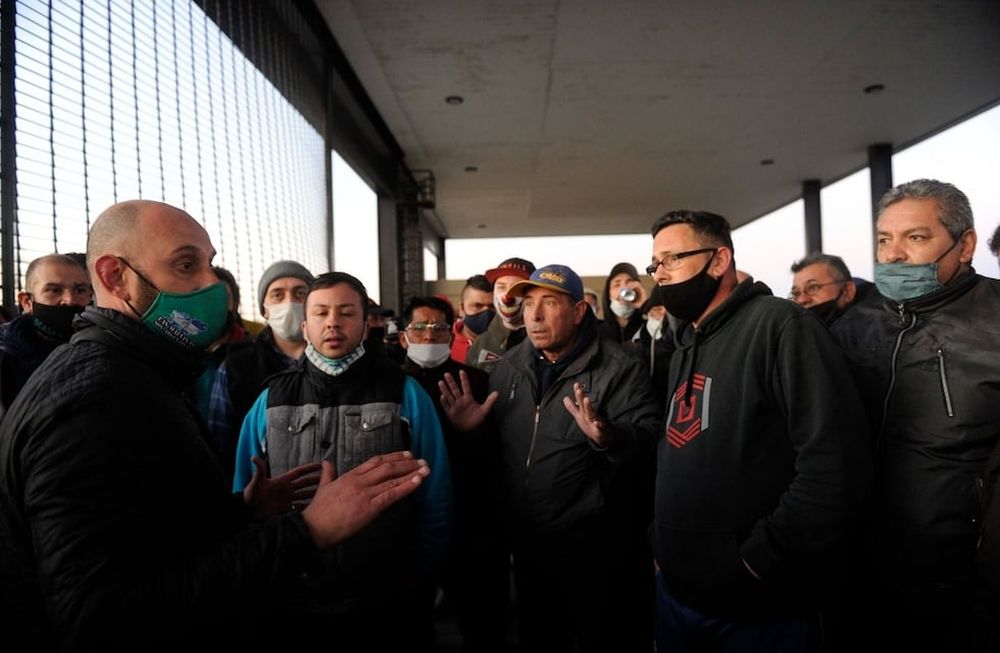Varios centros de distribución permanecieron bloqueados por los trabajadores camioneros. Foto: Gentileza.