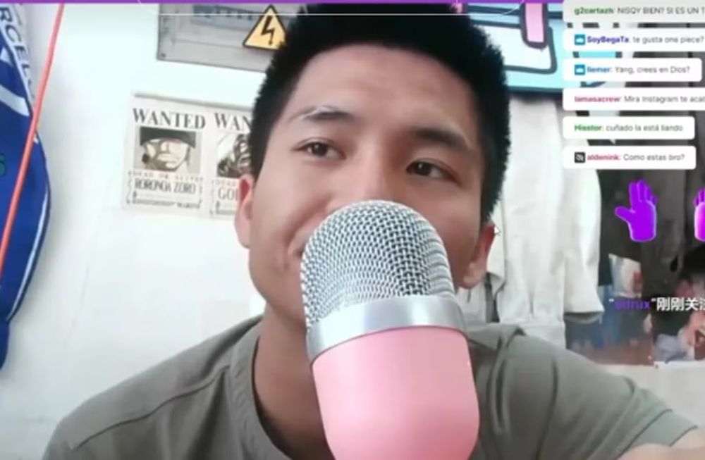 Yang es un reconocido streaming en Twitch, quien aparece como alimentacionchino y atiende a sus clientes mientras atiende un negocio.