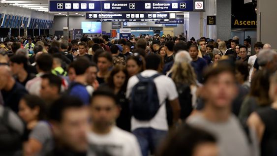 Demoras y cancelaciones en Aeroparque y Ezeiza por una asamblea gremial, luego que el Gobierno informó que echó a 15 empleados de Intercargo. Foto: Damián Dopacio / NA