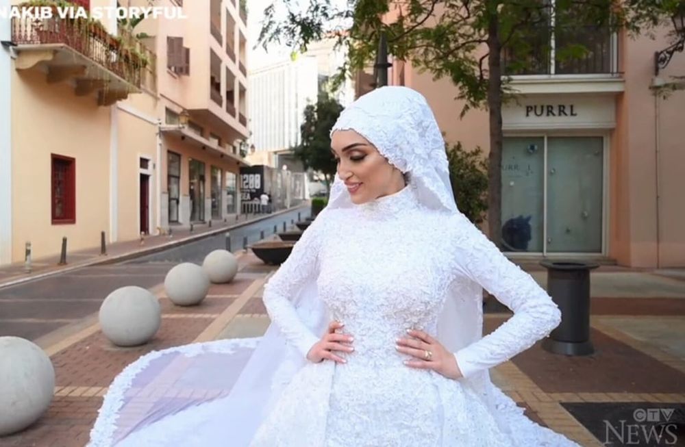 En las impactantes imágenes se puede ver a Israa Seblani posando con su vestido blanco cuando la onda expansiva interrumpe el momento