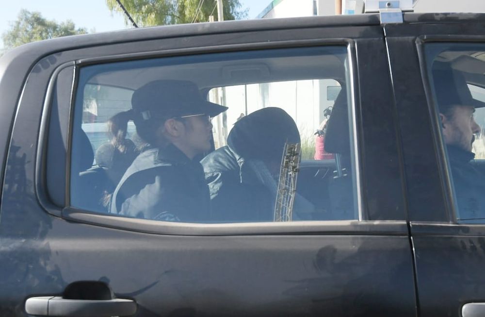 Sandra Astudillo, llegando al Polo Judicial para ser imputada por abuso sexual, como coautora, junto a Cacho Garay. Foto: Ignacio Blanco - Los Andes