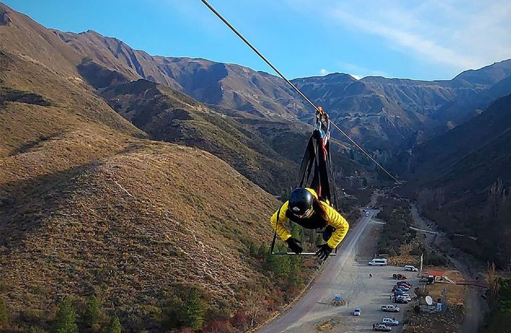 El famoso parque de altura tiene tres tirolesas conectadas entre sí en un circuito, que permite sobrevolar los jardines del icónico hotel.  | Foto: gentileza Villavicencio