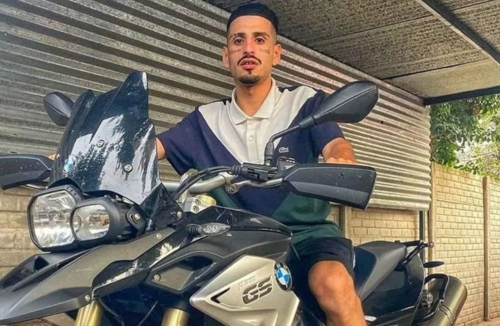 Lautaro Coronel, conocido musicalmente bajo el seudónimo de El Noba, cursa su octavo día de internación en la Unidad de Terapia Intensiva del Hospital de Alta Complejidad en Red El Cruce Dr. Néstor Kirchner. Foto: Web