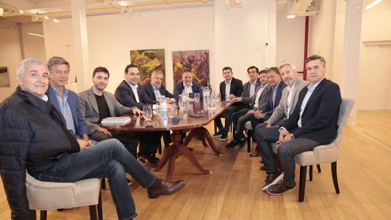 Gobernadores de Juntos por el Cambio en la Casa de Corrientes ubicada en CABA. El miércoles se reúnen los mandatarios electos.