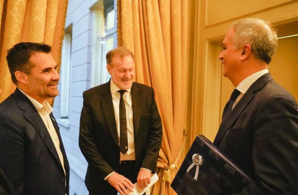 El secretario de Energía, Darío Martínez, se reunió en Santiago con el ministro de Energía, Claudio Huepe, y con empresarios del sector energético de ambos países. Estuvo acompañado por el Embajador Argentino en Chile, Rafael Bielsa, y funcionarios nacionales.