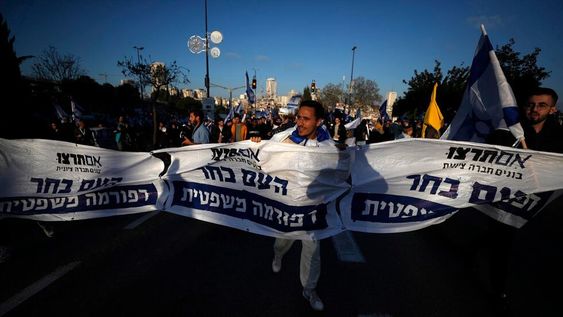 Los partidarios del gobierno de derecha israelí y los manifestantes antigubernamentales se reúnen frente a la Knesset (el Parlamento), antes de las protestas masivas en Jerusalén. Foto: EFE/EPA/ATEF SAFADI