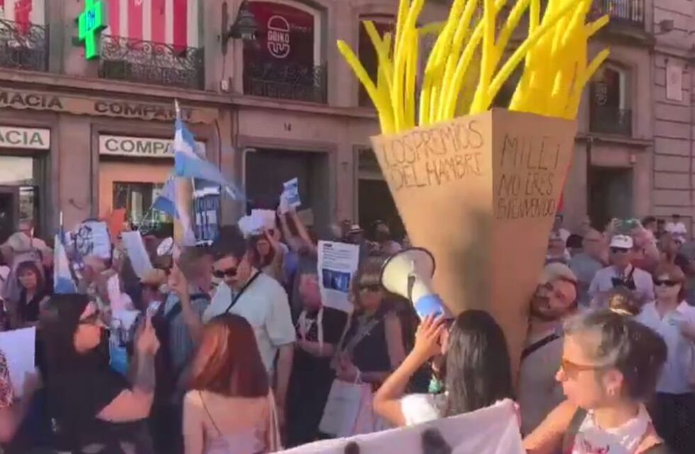 En una de las protestas se puede ver un cono de papas fritas gigante en el que se lee “Milei no sos bienvenido” y “los juegos del hambre”. Javier Milei. Foto: Captura redes