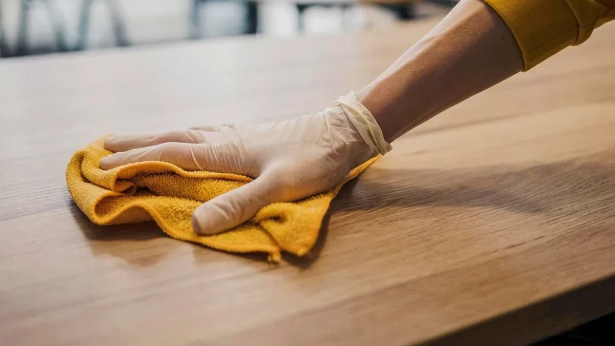 Cómo sacar el olor a humedad de los muebles con un truco casero que cada vez usa más gente