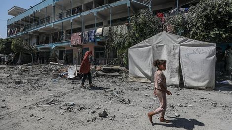 Los Andes | Unos niños palestinos caminan por el patio de una escuela. EFE/EPA/Mohammed Saber