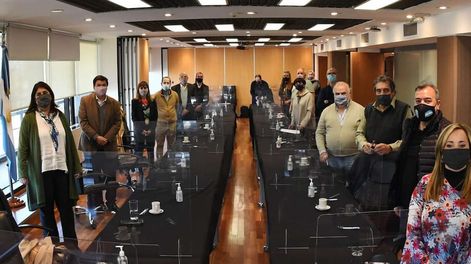 El ministro de Trabajo, Claudio Moroni, y representantes de los gremios estatales UPCN y ATE en una reunión en agosto pasado.