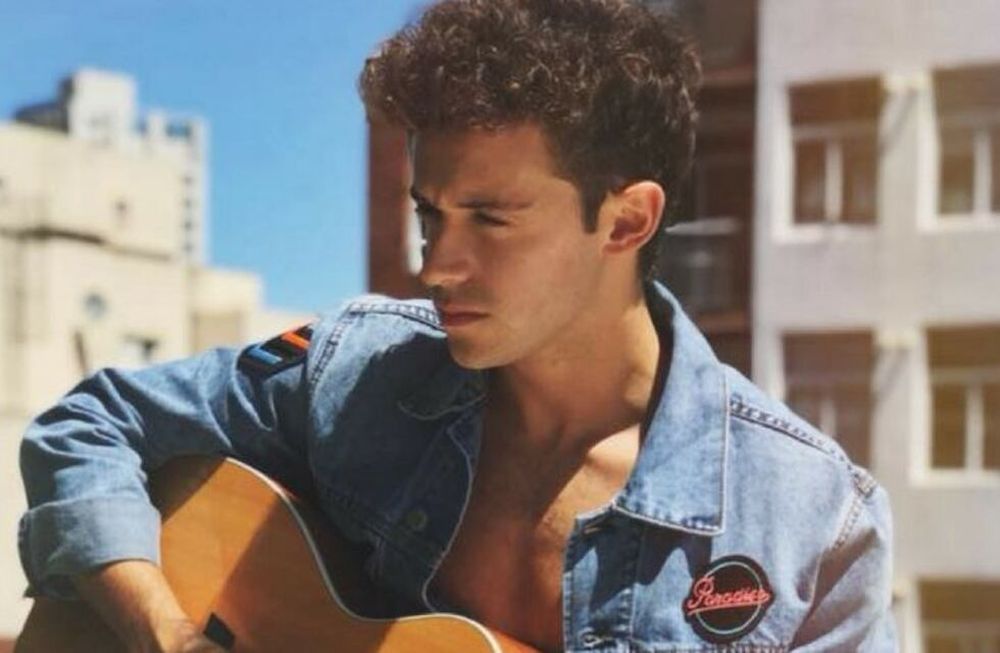 Ruggero Pasquarelli está enfrascado totalmente en su carrera musical y acaba de lanzar su cuarto single: Dos extraños.