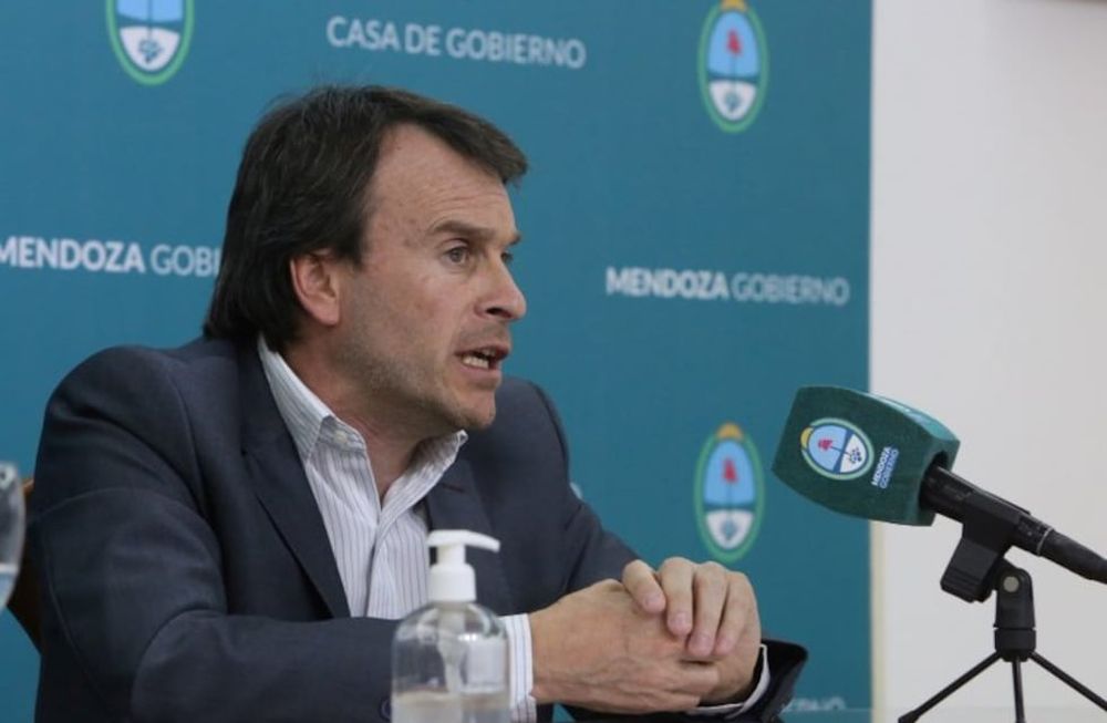 Uno si, el otro aún no. El ministro Lisandro Nieri logró cerrar el acuerdo con el bono en dólares; falta ahora el emitido en pesos.