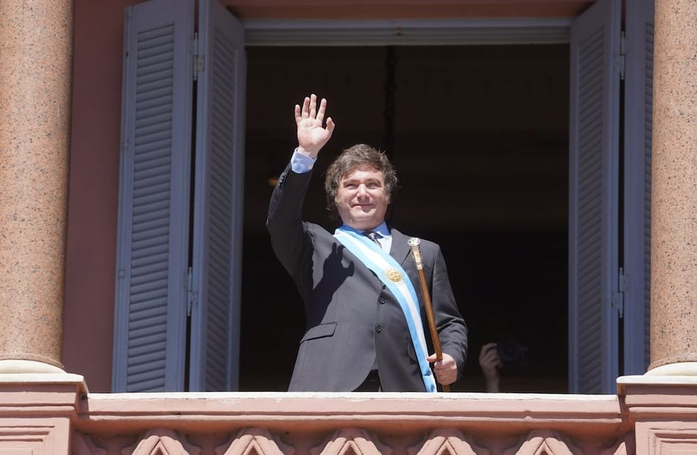 Javier Milei, desde el balcón de Casa Rosada (Foto gentileza)
