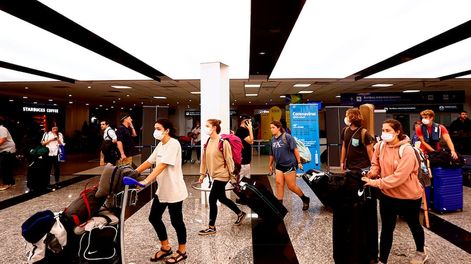 La Aduana revisará a los pasajeros que regresen al país con más valijas de las que se fueron.