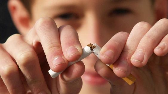 Reino Unido avanza en una ley histórica contra el tabaco.