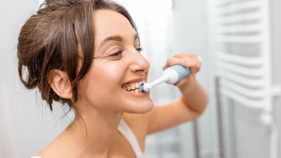¿Cuándo es mejor lavarse los dientes: antes o después de desayunar&nbsp; y por qué es importante el momento?