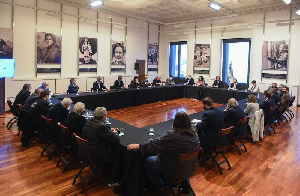 En la Rosada, Cafiero y Guzmán arrimaron posiciones con empresarios, sindicalistas y piqueteros, para involucrarlos en la negociación con el Fondo Monetario.