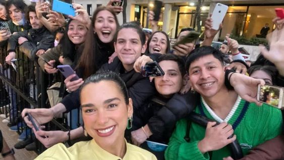 La cantante británica saludó a sus fans y firmó autógrafos / Gentileza