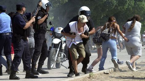 Los Andes | La Policía de Mendoza intentó frenar un saqueo en un supermercado Átomo ubicado entre el barrio Aeroparque y San Martín. Foto: Orlando Pelichotti / Los Andes