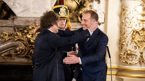 Javier Milei abraza a Diego Santilli durante su jura como nuevo jefe de gabinete
