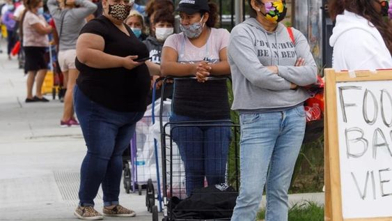 Alta demanda en los bancos de alimentos estadounidenses, a pesar de las bajas tasas de desempleo.