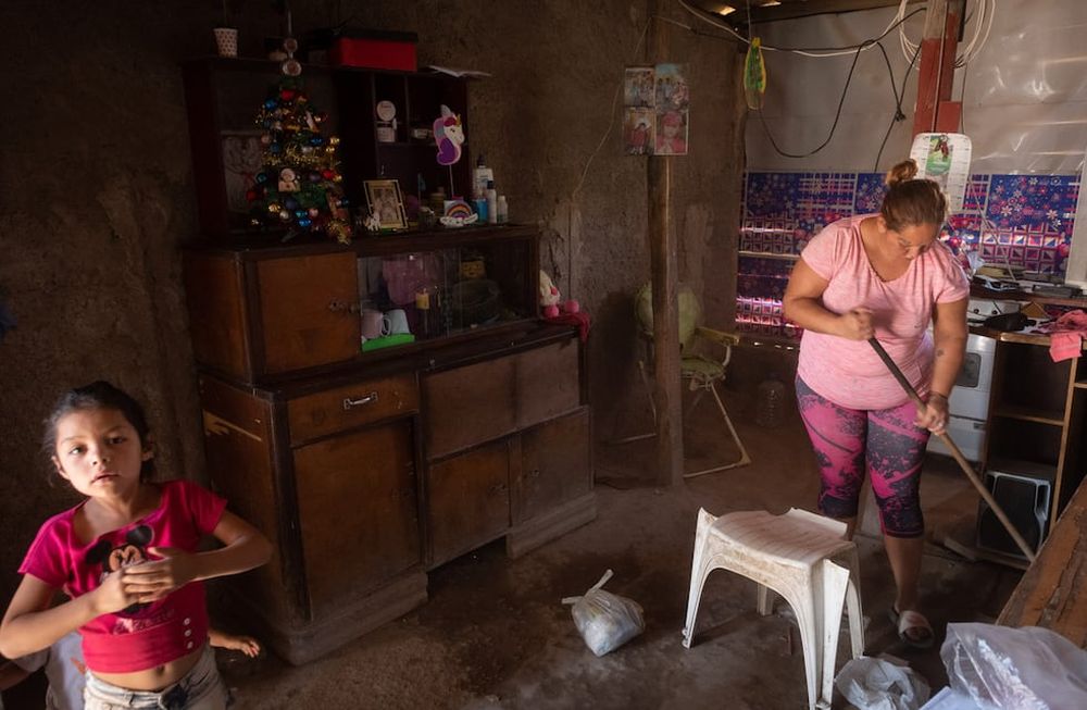 Margarita Martínez vive en una precaria casa del asentamiento Las Viñas en el Algarrobal, Las Heras junto a sus seis hijos y su pareja, Alfredo Infante, quien trabaja en la construcción. Son parte del 44,2% de la población argentina que es pobre. Foto: Ignacio Blanco / Los Andes,