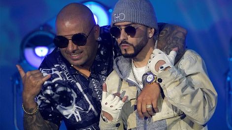 El dúo puertorriqueño de reggaeton Wisin & Yandel posan para fotos después de una conferencia de prensa en Miami, donde anunciaron su gira final.