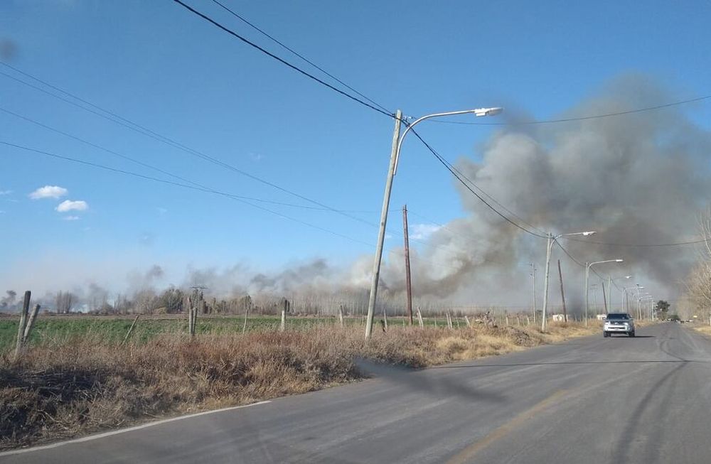 Las malas condiciones climáticas no colaboraron y en pocos minutos el fuego llegó a un galpón de empaque - Fuentes Policiales