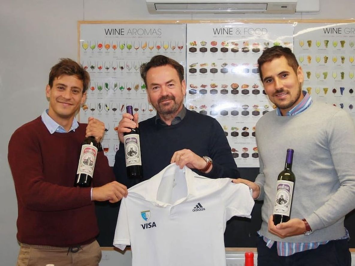Lucas Martínez y Tomás Santiago son jugadores de Los Leones y se dedican a la exportación de vino argentino en Bélgica y Países Bajoes. - Instagram.