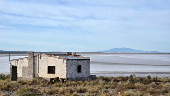 Vieja casa a orillas de las Salinas del Diamante, ubicada a 57 kilómetros de la ciudad de San Rafael. Proyectan que con el inicio de sus operaciones el yacimiento generará 400 empleos directos en la región / Foto Los Andes.