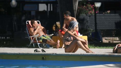 Altas temperaturas se registran en la provincia de Mendoza, donde los mendocinos disfrutan de la pileta para aliviar el calor. Foto: José Gutierrez / Los Andes