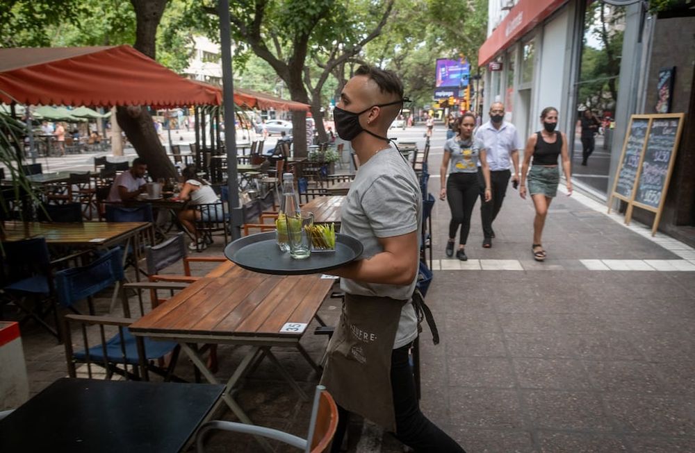 Pese a que se buscan reemplazos temporales, empresarios admiten que es difícil capacitar a un empleado en poco tiempo. Foto: Ignacio Blanco / Los Andes