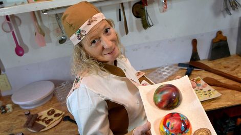 Los Andes | Vivi, la “Willy Wonka mendocina”: de ser conocida por regalar huevos de Pascua a ser chocolatier profesional con 51 años. Foto : Orlando Pelichotti / Los Andes.