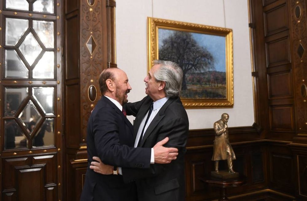 El presidente Alberto Fernández al recibir al gobernador formoseño Gildo Insfrán en Casa Rosada