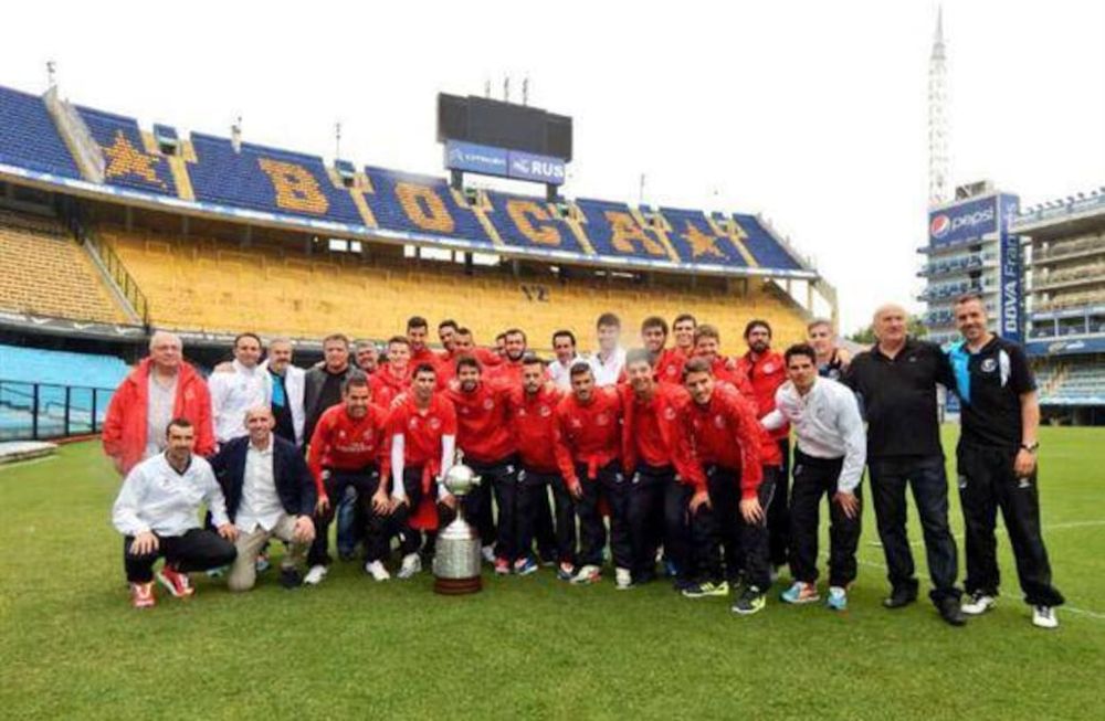 Sevilla, rival de River, fue a la Bombonera y posó con la Copa Libertadores