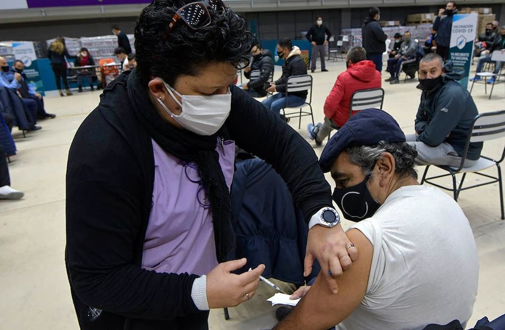 Esta semana comenzó la vacunación a choferes de micros, taxis y remises, como también a conductores de transportes escolares, de Metrotranvía y de plataformas electrónicas. Foto: Orlando Pelichotti / Los Andes