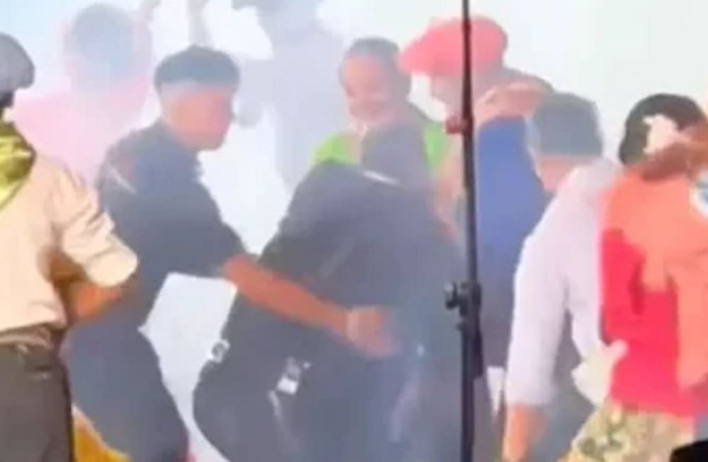 Así fue la caída que sufrió el folklorista en pleno show de Jesús María (Foto: captura video)