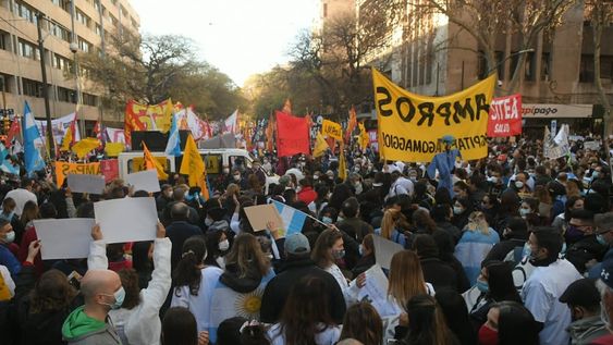 Los sindicatos se concentraron el viernes pasado en el kilómetro 0 en contra de la propuesta salarial del Gobierno. Ignacio Blanco / Los Andes