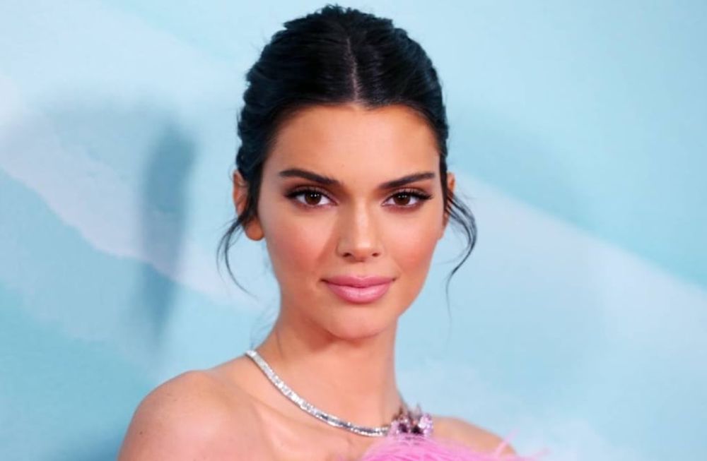 Kendall Jenner posó con una microbikini y le llovieron corazones rojos