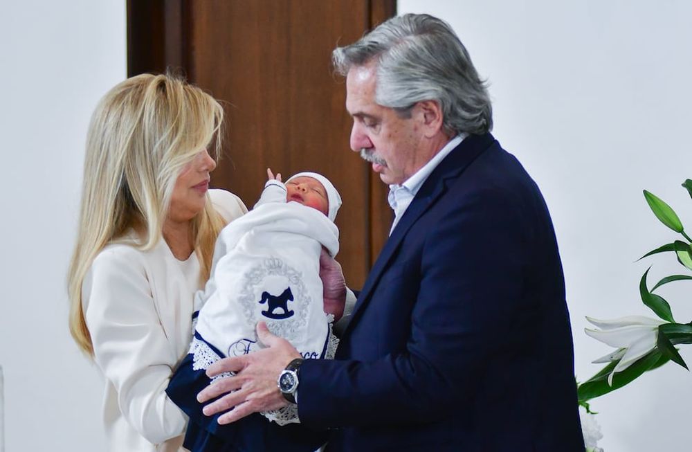Alberto Fernández y Fabiola Yañez con su hijo recién nacido Francisco en el Hospital Otamendi. Archivo . Foto Federico Lopez Claro / Clarín