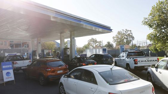 &nbsp;Fotografía que muestra vehículos haciendo fila para abastecerse de combustible en una Copec, en Santiago (Chile).&nbsp;
