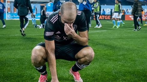 Higuaín llora en pleno campo de juego. Fue su último partido como profesional. / Télam