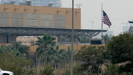 Vista general del complejo de la Embajada de Estados Unidos tras un presunto ataque con misiles en Bagdad, Irak, el 14 de marzo de 2026, en medio de la escalada militar que involucra a Estados Unidos, Israel e Irán, iniciada el 28 de febrero. La misión estadounidense no hizo comentarios inmediatos sobre el incidente. (Estados Unidos, Bagdad)