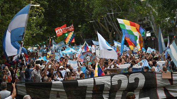 En diciembre del 2019, En Peatonal Sarmiento y Av. San Martin de Ciudad miles de mendocinos se reunieron para realizar un banderazo contra la minería para que se derogue la Ley 9209, que modifica la norma 7722. José Gutiérrez / Los Andes