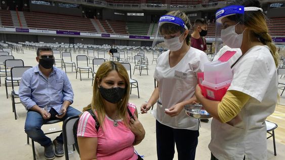 En las instalaciones del Arena Aconcagua colocaron la primera dosis de Sinopharm a 1.400 profesionales de la salud mayores de 40 años. / Foto: Orlando Pelichotti / Los Andes