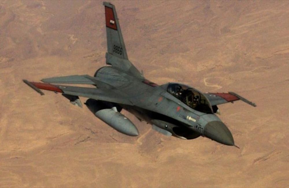 Caza F-16 de la Fuerza Aérea Egipcia en pleno vuelo.