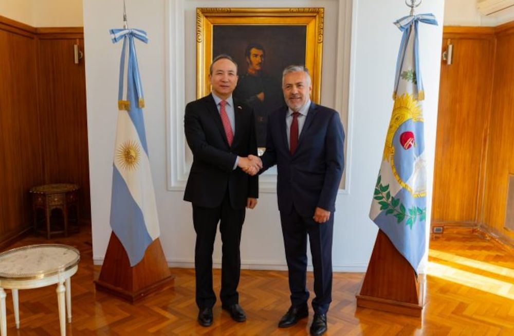 El Gobernador Alfredo Cornejo recibió al embajador de la República Popular China en la Argentina, Wang Wei, y a la comitiva de empresarios y funcionarios del país oriental. Foto: Los Andes