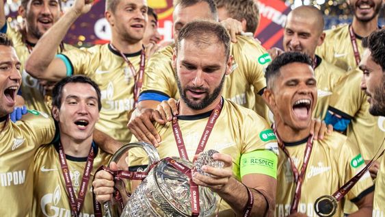 El equipo campeón Zenit festejaba el doblete pero su capitán hizo la de Sergio Ramos.