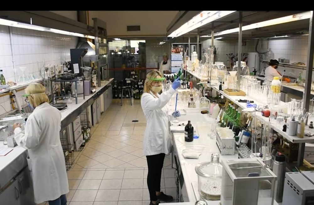 El Departamento Laboratorio General, la sede central ubicada en la provincia de Mendoza, es la principal infraestructura donde se analiza la mayor cantidad de productos vínicos.